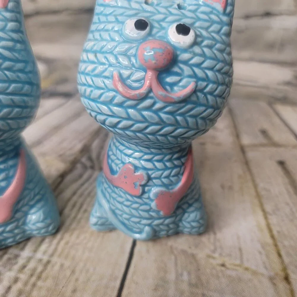 Vintage Blue Yarn Ceramic Kitty Cat Salt And Pepper Shakers Has Stoppers Japan